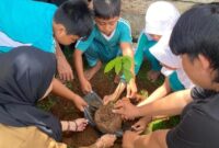 Aksi tanam pohon mahasiswa UIN di SD Menawan (Foto:UIN)