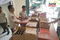Penindakan Satpol PP terhadap peredaran minuman keras di Kabupaten Kudus. (Foto: J02) 