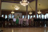 (barisan empat dari kiri) Wakil Bupati Kudus, Bellinda Birton, resmi menerima gelar kehormatan dari Keraton Kasunanan Surakarta sekaligus ditetapkan sebagai salah satu penasihat Raja Pakubuwono XIV.  (Foto: JP) 