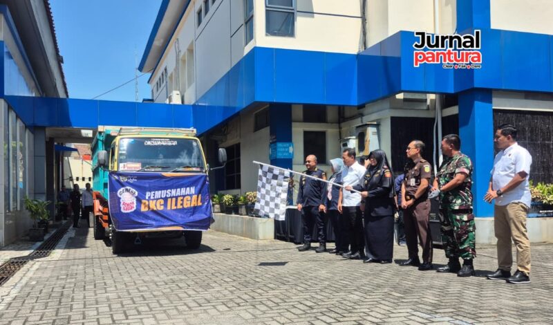 Pelepasan truk bermuatan rokok ilegal untuk dimusnahkan di TPA Tanjungrejo Kudus (Foto:JP)