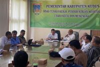 Rapat pembahasan UMK Kudus 2026 yang digelar di ruang rapat Kantor Dinas Tenaga Kerja, Perindustrian, Koperasi dan UKM (Disnakerperinkop dan UKM) Kudus, Kamis, 18/12/2025. (Foto: J05) 