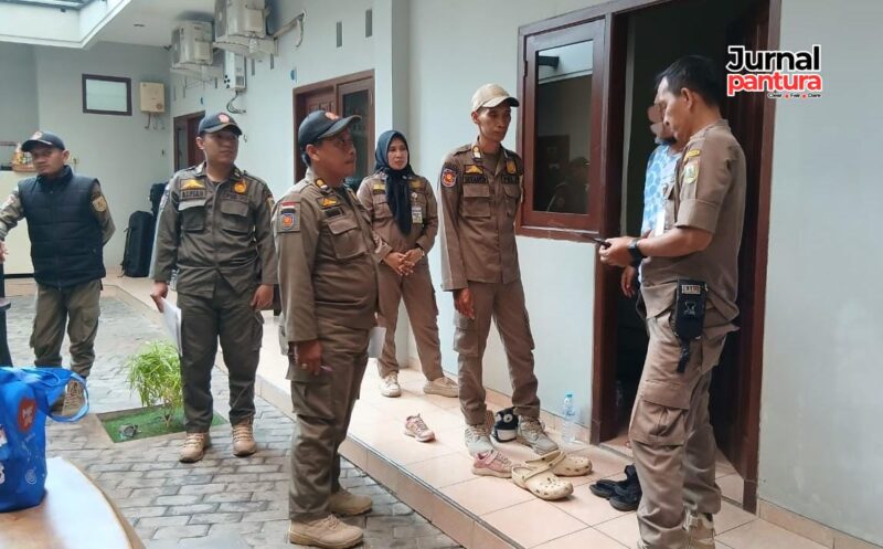 Satpol PP Kudus mendatangi penginapan di Desa Kaliputu (Foto:JP)