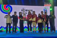 Wakil Bupati Kudus Bellinda Birton menyerahkan piala Juara Umum FORGA ke-8 Jawa Tengah kepada Korwil Solo Raya. (Foto: J05) 