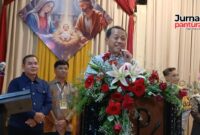 Bupati Kudus, Sam’ani Intakoris menyapa jemaat natal di Gereja Katolik Santo Yohanes Evangelista. (Foto: J02) 