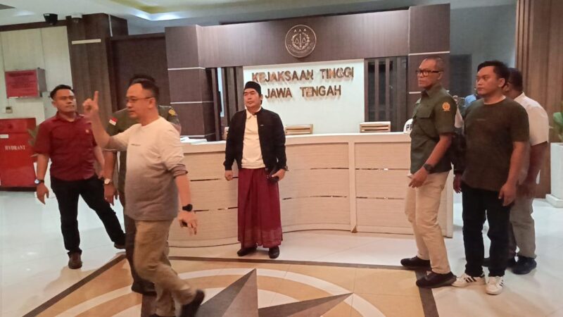 Ketua Yayasan Silmi Kaffah Rancamulya, Gus Yazid, di Kantor Kejati Jateng, Semarang (Foto:Istimewa)