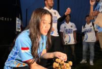 Wabup Kudus Bellinda Birton mencoba buah kelengkeng hasil budidaya di Desa Cranggang, Kecamatan Dawe, Kabupaten Kudus. (Foto: J05) 