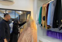 Ayu Triana Dewi (33) dan Agustiar (34) memamerkan koleksi gaun pengantin di Zivana's Wedding Organizer. (Foto: J05) 