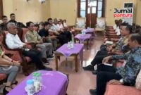 Komite Olahraga Nasional Indonesia (KONI) Kabupaten Kudus menghadap kepada Bupati Kudus, Sam’ani Intakoris, untuk menyampaikan permintaan maaf secara langsung atas penampilan dancesport yang tengah ramai diperbincangkan. (Foto: J02) 