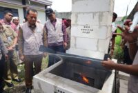 Bupati Kudus Sam'ani Intakoris melihat proses kerja insinerator ciptaan mahasiswa KKN UMKU (Foto:Istimewa)