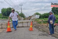 Jembatan 1 Desa Kesambi, Kecamatan Mejobo, Kabupaten Kudus, ambles pada Kamis siang, 4/12/2025, setelah menerima kiriman sampah bambu dari aliran sungai yang meluap. (Foto: J02)