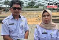 Plh Kepala Dinas Perdagangan Kabupaten Kudus, Djati Solechah didampingi Kabid Pengelolaan Pasar, Agus Sumarsono. (Foto: J02)