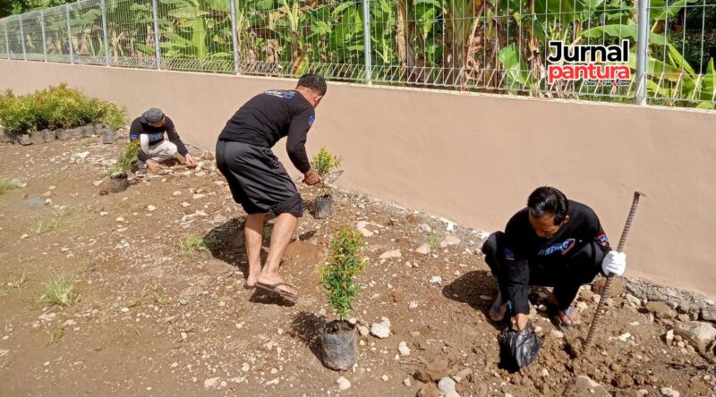 Para pegawai Dinas Arpusda Kudus menanam pohon pucuk merah di area gedung perpustakaan yang baru. (Foto: J02)