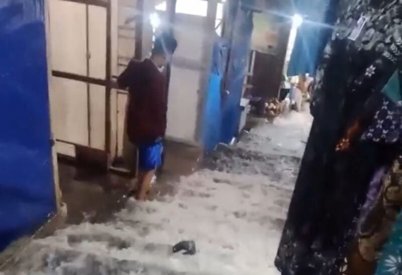 Jalur pejalan kaki di kawasan Wisata Sunan Muria, Kabupaten Kudus, berubah menjadi “air terjun” dadakan setelah diguyur hujan deras pada Jumat, 26/12/2025. (Foto: Istimewa)