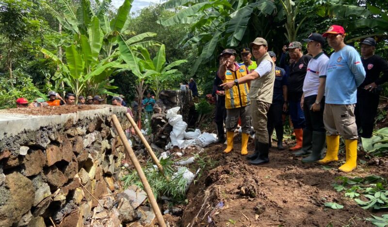 Bupati Kudus, Sam'ani Intakoris meninjau penanganan pascabencana di Desa Golantepus, Kecamatan Mejobo, Kabupaten Kudus. (Foto: J05)
