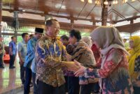 Bupati Kudus, Sam'ani Intakoris resmi melantik 87 kepala sekolah dan 14 kepala puskesmas di Pendapa Kabupaten Kudus, Selasa, 30/12/2025. (Foto: J05)