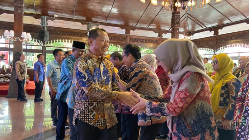 Bupati Kudus, Sam'ani Intakoris resmi melantik 87 kepala sekolah dan 14 kepala puskesmas di Pendapa Kabupaten Kudus, Selasa, 30/12/2025. (Foto: J05)