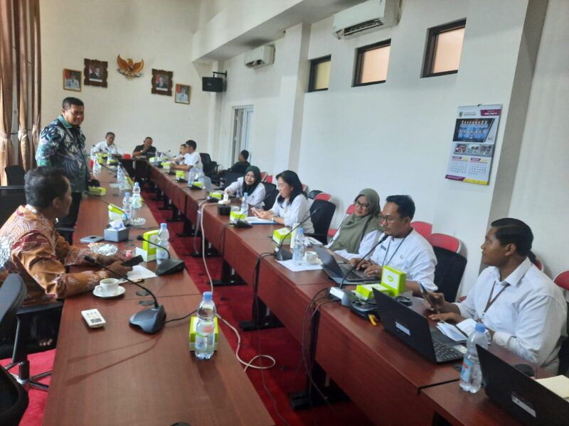 Rapat Komisi D DPRD Kudus dengan pembahasan hasil verifikasi dan validasi (verval) data calon penerima TKGS untuk tahun 2026 kembali ditunda karena Kepala Disdikpora Kudus mangkir dari rapat. (Foto: J05)
