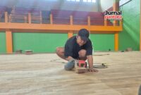 Perbaikan lantai GOR Bung Karno Kabupaten Kudus. (Foto: J02)