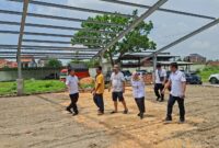 Pejabat Dinas Perdagangan Kabupaten Kudus melakukan pengecekan progres pembangunan Pasar Barang Bekas (Babe) Kudus yang telah memasuki tahap akhir, Rabu (10/12). (Foto: JP)