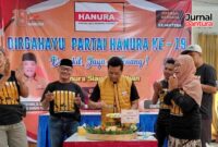 Ketua DPC Partai Hanura Kudus, Sutriyono, memotong tumpeng sebagai simbol rasa syukur pada peringatan HUT ke-19 Hanura di Hotel King’s Kudus, Minggu (21/12/2025). Foto: Hanura