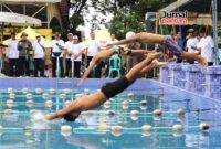 Bupati Sam'ani Intakoris menyaksikan lomba renang Bupati Cup tingkat pelajar (Foto: JP)