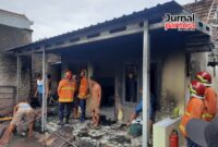 Petugas pemadam usai memadamkan api (Foto: JP)