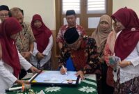 Mendikdasmen RI Abdul Mu’ti meresmikan revitalisasi gedung SD Muhammadiyah 1 Kudus. (Foto: J05) 