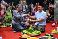 Tasyakuran Hari Jadi ke-13 PKL Kabupaten Kudus. Acara berlangsung di kediaman Bupati Kudus, Sam’ani Intakoris, di Desa Pasuruhan Lor, Kecamatan Jati, pada Senin, 5/1/2026 malam. (Foto: J05) 