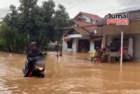 Pengendara motor harus menuntun saat melewati jalan di Desa Jojo (Foto:JP)