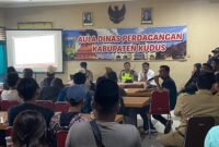 Pedagang sayur malam Pasar Bitingan menggeruduk Kantor Dinas Perdagangan Kabupaten Kudus. (Foto: J05)