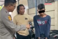 Kapolsek Kudus Kota bersama residivis pencuri Aerox (Foto:JP)