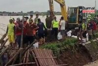 Sinergitas TNI/Polri dan relawan memperbaiki tanggul jebol di Bulungcangkring (Foto:JP)