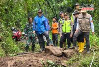 Kapolsek Dawe AKP Budianto saat meninjau lokasi longsor Rejenu (Foto:JP)