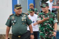 Komandan Kodim 0722/Kudus, Letkol Arh Yusufa Allan Andriasie saat menemani kunjungan Danrem 073/Makutarama Kolonel Arm Ezra Nathanael di Kabupaten Kudus. (Foto: J02) 