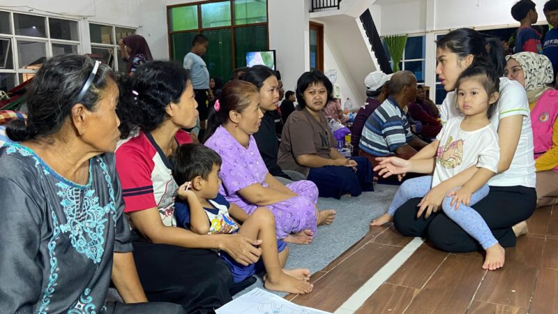 Wakil Bupati Kudus Bellinda Birton saat berbincang dengan para pengungsi di posko Desa Jati Wetan, Kecamatan Jati, Kabupaten Kudus. (Foto: J05) 