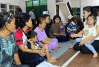 Wakil Bupati Kudus Bellinda Birton saat menjenguk para pengungsi beberapa waktu lalu (Foto:JP)