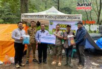 Penyerahan bantuan secara simbolis dari BRI Jepara ke warga Desa Tempur, Keling (Foto:JP)