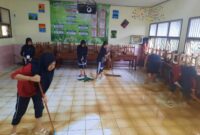 Siswa SMP 2 Mejobo, Kabupaten Kudus melakukan kegiatan bersih-bersih pasca bencana banjir. (Foto: J05)