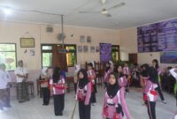 Peserta pertukaran pelajar mengikuti kegiatan ekstrakurikuler seni tari di SMP 1 Jati, Kabupaten Kudus. (Foto: J05)