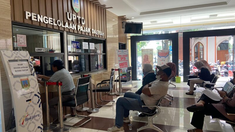 Loket pembayaran PBB-P2 di Kabupaten Kudus. (Foto: J05) 
