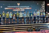 Bupati Kudus Sam'ani Intakoris menerima UHC Award 2026 Kategori Madya di Ballroom JIEXPO Kemayoran (Foto:Kominfo)