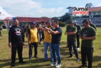 Bupati Kudus Sam'ani Intakoris mengawali lomba menembak wartawan Plat K (Foto:JP)