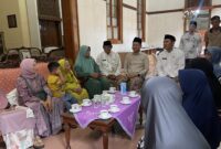 Puluhan janda dan warga lanjut usia (lansia) asal Desa Cendono, Kecamatan Dawe, Kudus, mendatangi Bupati Kudus, Sam’ani Intakoris, Jumat, 30/1/2026. (Foto: J05)