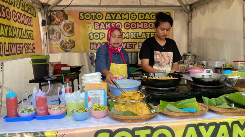 jajanan tradisional di Pasar Kuliner Jadul Taman Menara Kudus. (Foto: J05)