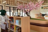 Kepala Dinas Arpusda, Mutrikah saat memilah buku di ruang baca Gedung A Perpusda. (Foto: J05)