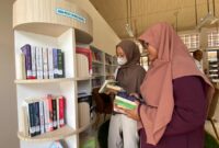 Para pengunjung sedang membaca buku di Gedung C Perpusda Kudus. (Foto: J05)