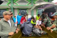Bupati Kudus Sam’ani Intakoris terjun langsung menerjang banjir untuk mengevakuasi warga yang sakit dan terjebak di dalam rumah akibat banjir yang melanda Desa Jetiskapuan, Kecamatan Jati. (Foto: J05)