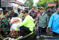 Bupati Kudus Sam'ani Intakoris di lokasi banjir desa Jetiskapuan (Foto: JP)