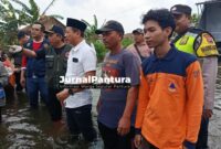 Bupati Kudus Sam'ani Intakoris saat meninjau banjir (Foto:JP)