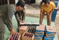Ratusan botol miras berbagai merk diamankan dari sebuah warung di Dersalam (Foto:JP)